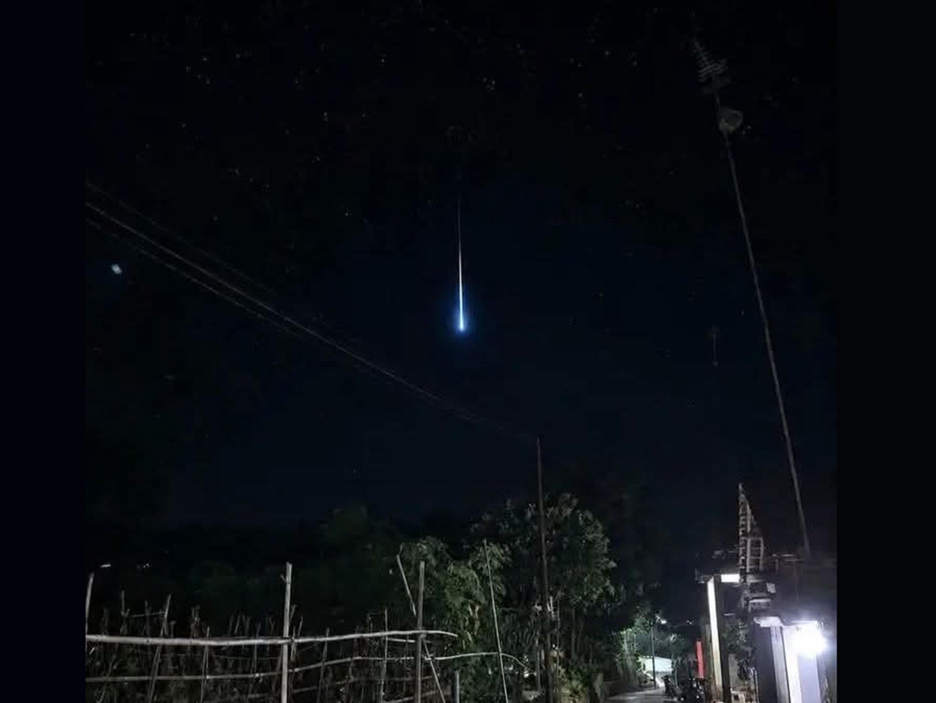 Fenomena Cahaya Misterius Mirip Meteor Jatuh Terlihat di Langit Ciamis, Warga: Terang Sekali - Tribunjabar.id