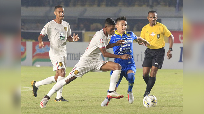 kim-jeffrey-dalam-laga-lawan-persela-lamongan.jpg