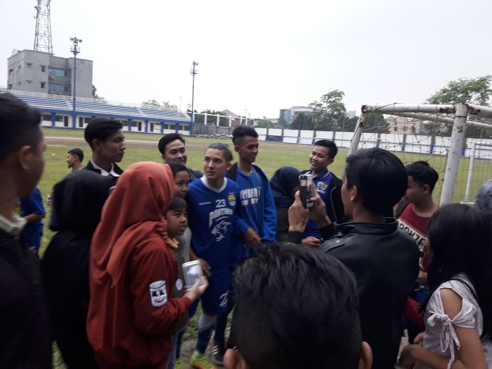 Ini 3 Pemain Persib Paling Lama Layani Ajakan Berfoto Bobotoh Usai Latihan