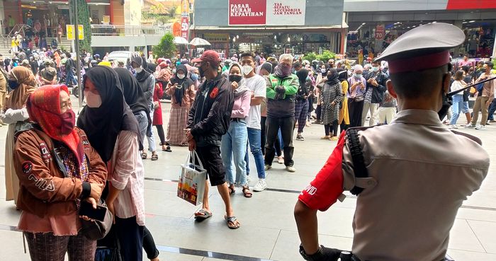 Kerumunan Saat Belanja Jelang Lebaran, Pemkot Salahkan Pengunjung; Masyarakat Tak Sabaran