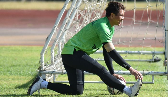 kiper-persib-bandung-i-made-wirawan-menjalani-latihan-di.jpg