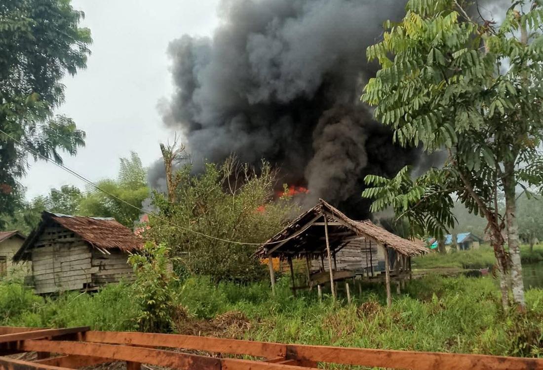 kkb-papua-bakar-rumah-warga.jpg