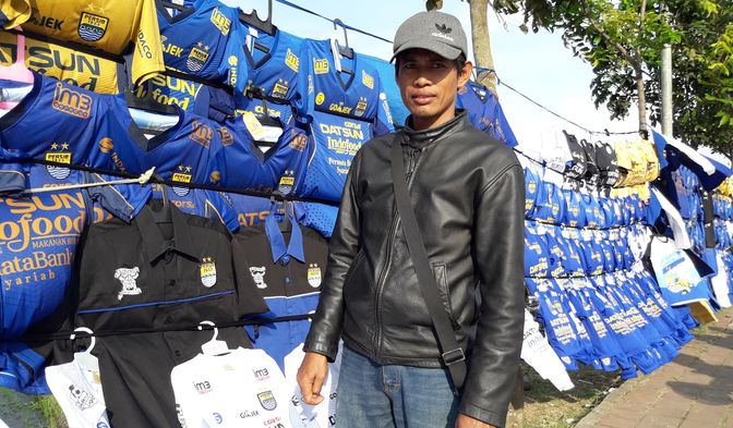 Pedagang Atribut Persib di Jalan Ciwastra - Stadion GBLA Ini Dapatkan Omzet Hingga Rp 2 Juta
