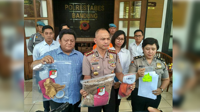 kombes-pol-hendro-pandowo-menggelar-barang-bukti-kasus-pencabulan-anak-di-bawah-umur_20171211_134252.jpg