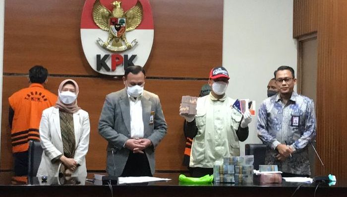 komisi-pemberantasan-korupsi-kpk-menunjukkan-uang-sebagai-barang-bukti.jpg