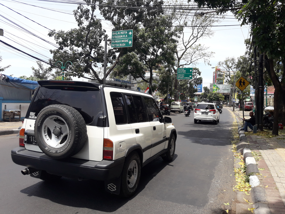 kondisi-arus-lalu-lintas-di-jalan-cihampelas-terpantau-ramai-lancar-senin-1192017_20170911_150603.jpg