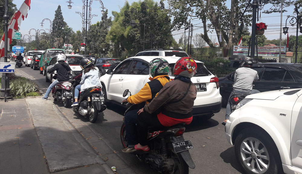 kondisi-arus-lalu-lintas-di-jalan-ir-h-juanda-yang-terpantau-padat-sabtu-1982017_20170819_124007.jpg