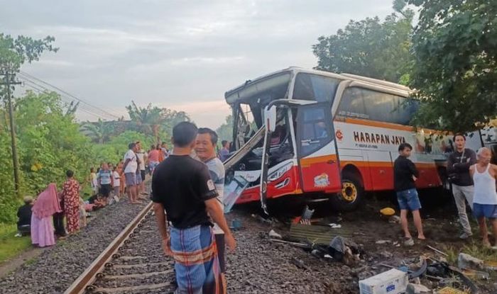 kondisi-bus-harapan-jaya-yang-ditabrak-kereta-api-di-perlintasan-tanpa.jpg