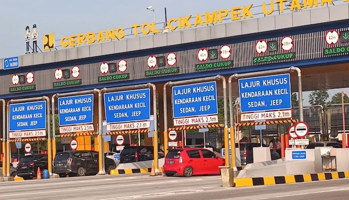 kondisi-di-gerbang-tol-cikampek-utama-dipadati-oleh-kendaraan-pemudik-saat-arus-balik.jpg