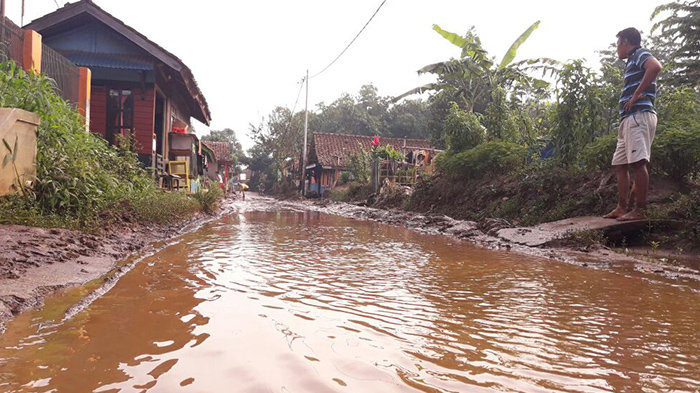 kondisi-jalan-desa-bojongloa_20180310_124855.jpg