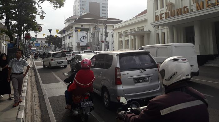 Kondisi Lalu Lintas di Jalan Asia Afrika Pun Ramai, Roda Empat Padati Semua Jalur