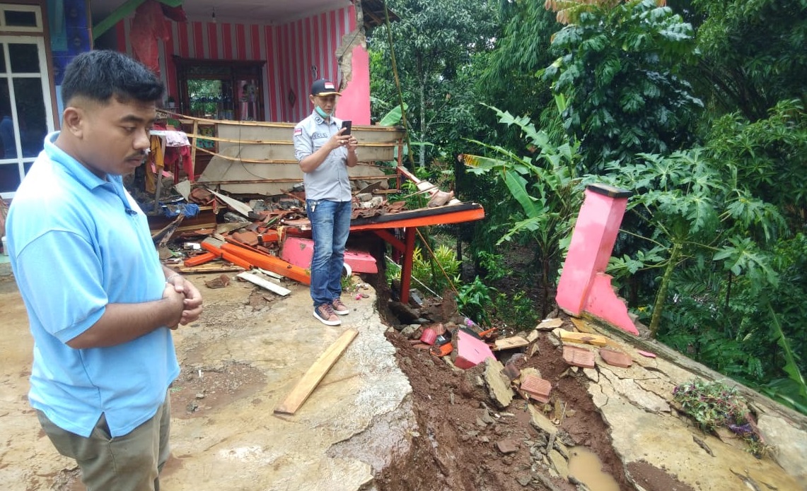 kondisi-longsor-di-desa-sarimukti.jpg