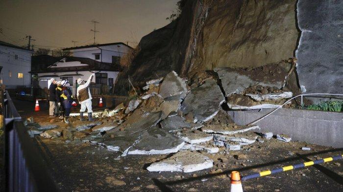 kondisi-pasca-gempa-bumi-berkekuatan-72-magnitudo-di-wilayah-jepang-timur-laut-sabtu-2032021.jpg
