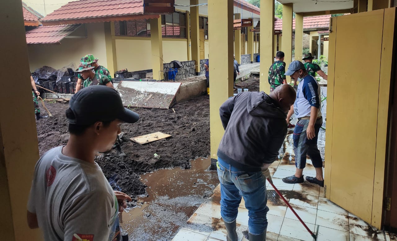 kondisi-sman-1-lembang-setelah-diterjang-banjir.jpg