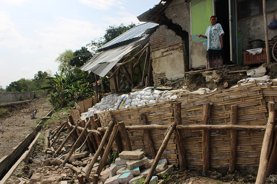 kondisi-tanah-ambles-di-tanggul-sungai-cimanuk-di-blok-rengas-payung-desa.jpg
