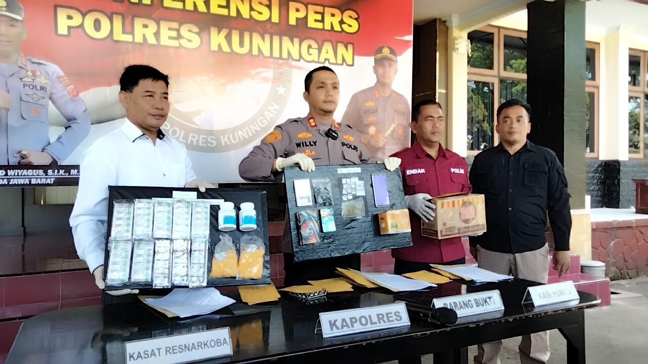 Kapolres Kuningan Ungkap Modus Pengedar Narkoba Jenis Sabu - Sabu: Pelaku Gunakan Salam Tempel
