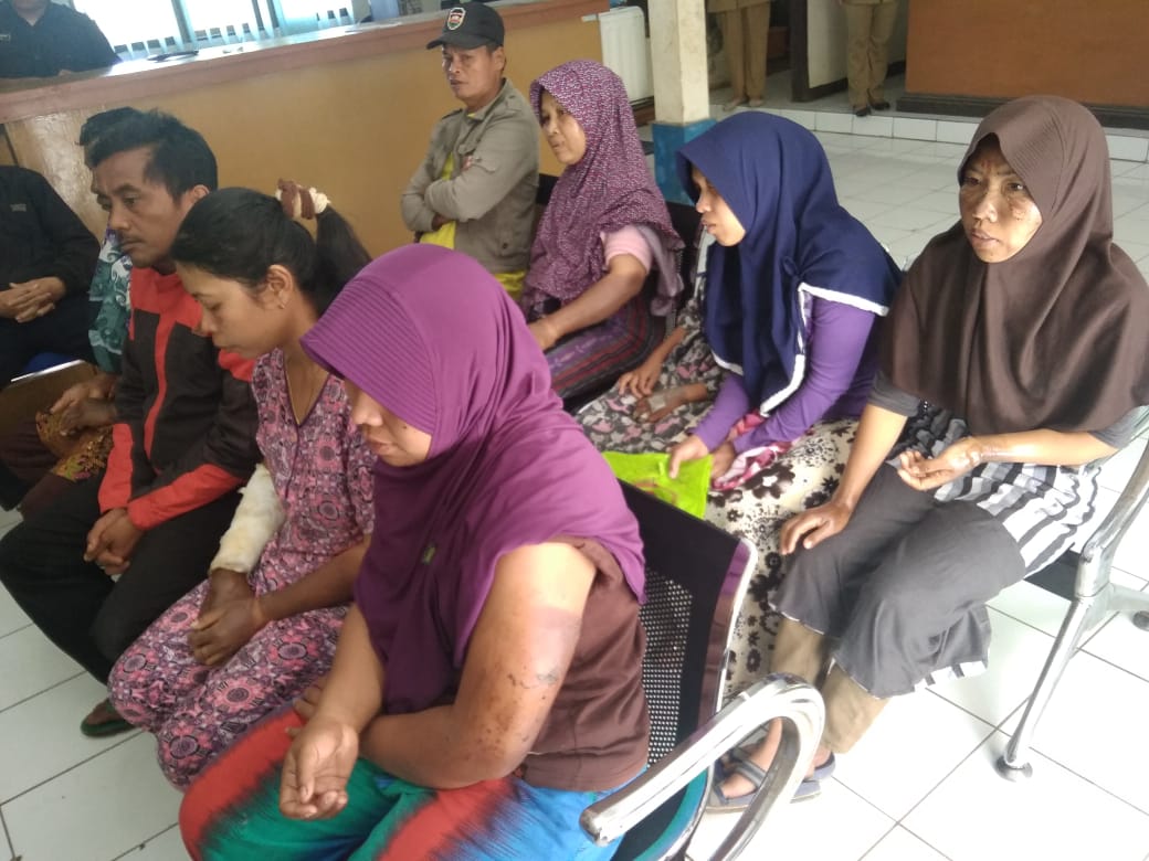 Datangi Para Korban Ledakan Balon Gas, Pihak Sekolah Berembuk di Bale Desa