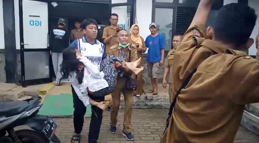 Sampai Dibopong, Pelajar Korban Keracunan di Maniis Purwakarta Terus Berdatangan ke Puskesmas