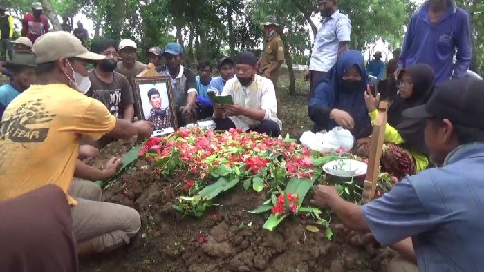 korban-penembakan-dimakamkan-di-tpu-tegal-panjang.jpg