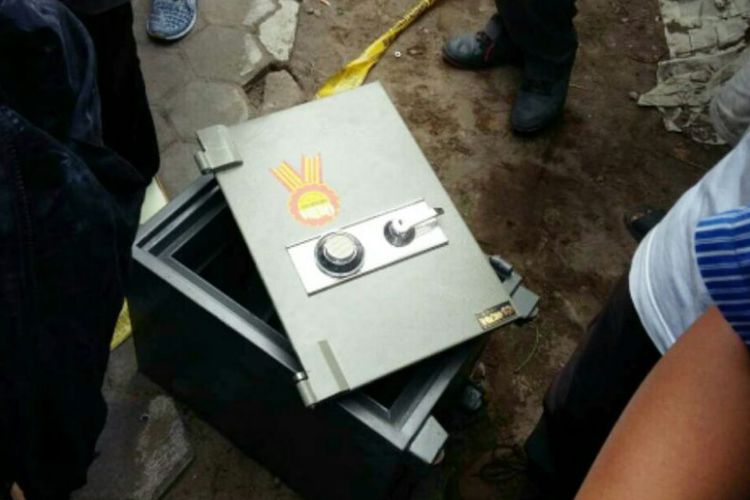 TNI Temukan Uang Rp 1 Miliar di Balik Reruntuhan Bangunan Pasca-Gempa dan Tsunami Sulteng