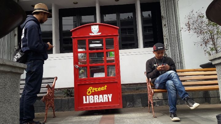 kotak-street-library-di-jalan-asia-afrika.jpg