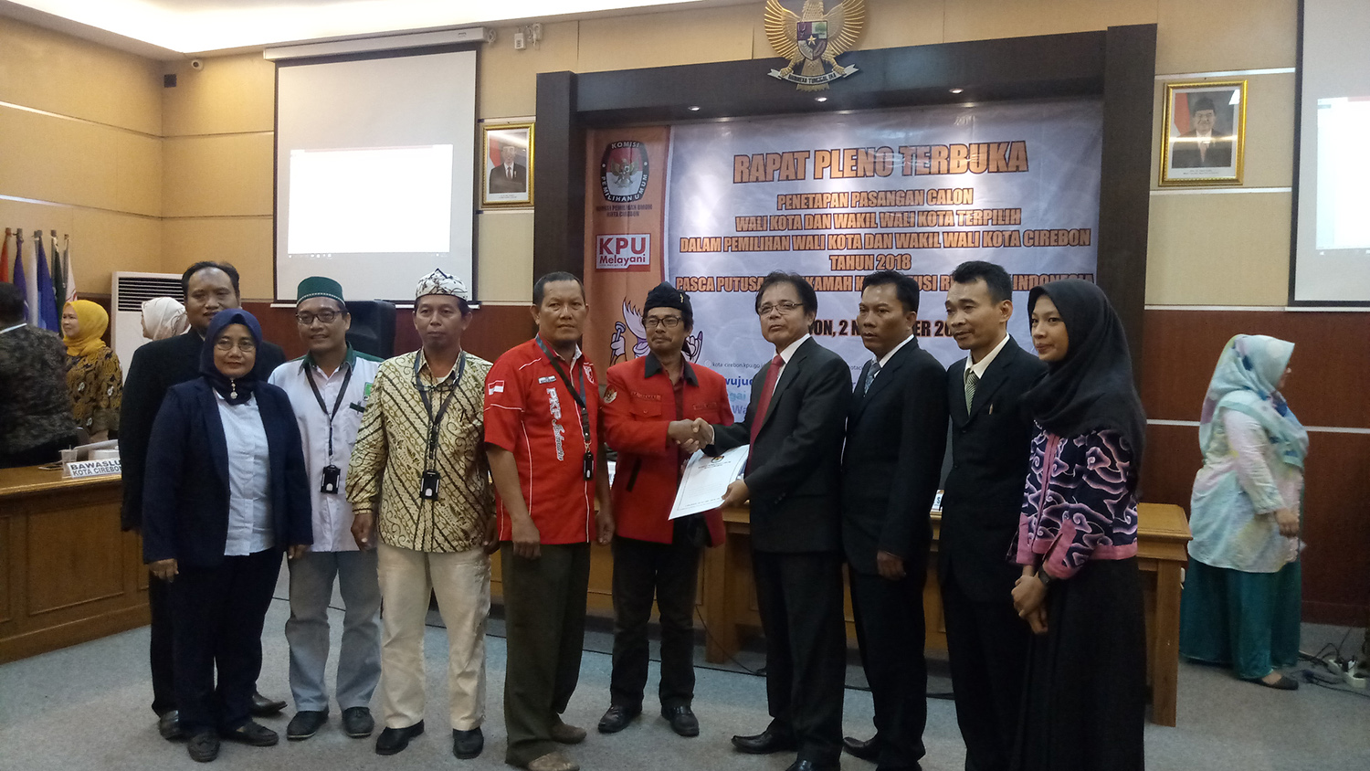 VIDEO Keluarga dari Petugas Pemilu yang Gugur Dapat Santunan dari Pemkab Cirebon