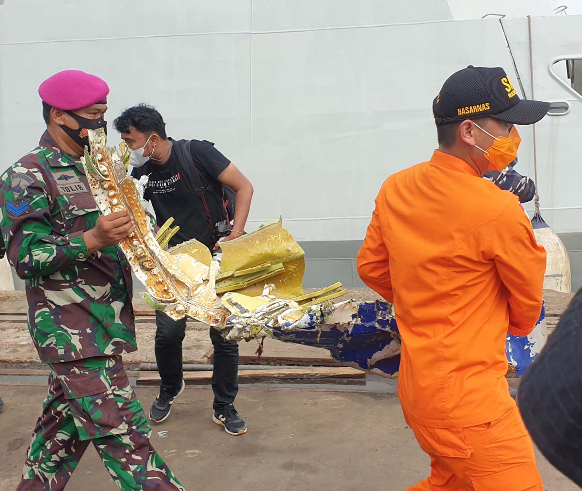 kri-parang-evakuasi-jenazah-sriwijaya-air.jpg