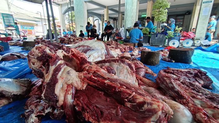 Daging Kurban yang Melimpah Ini Akan Dibagikan ke Semua Warga, Bagi Fakir Miskin Bakal Ada Tambahan