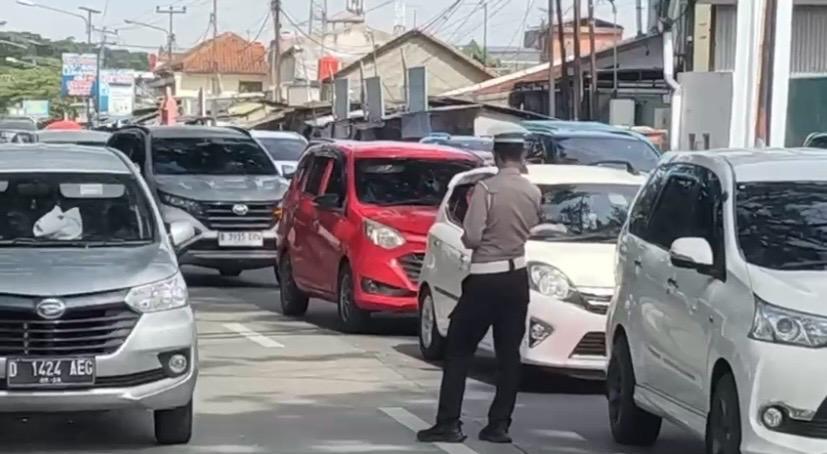 lalu-lintas-dari-Cileunyi-menuju-Nagreg-macet-mudik.jpg