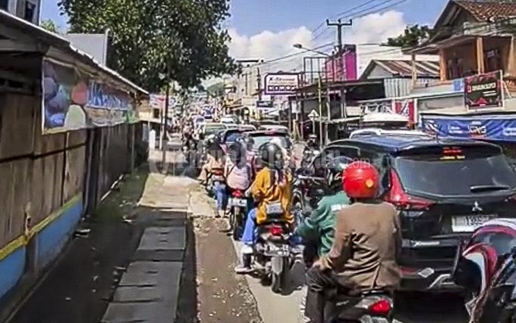 lalu-lintas-di-Kecamatan-Mangunreja-Kabupaten-Tasikmalay.jpg