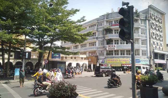 Lampu Lalu Lintas di Masjid Raya Bandung Mati, Pejalan Kaki Keluhkan Sulitnya Menyeberang