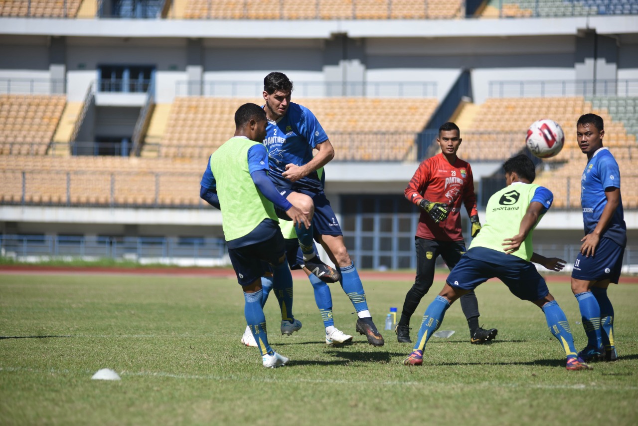 latihan-persib-bandung-di-stadion-gelora-bandung-lautan-api-gbla-86.jpg