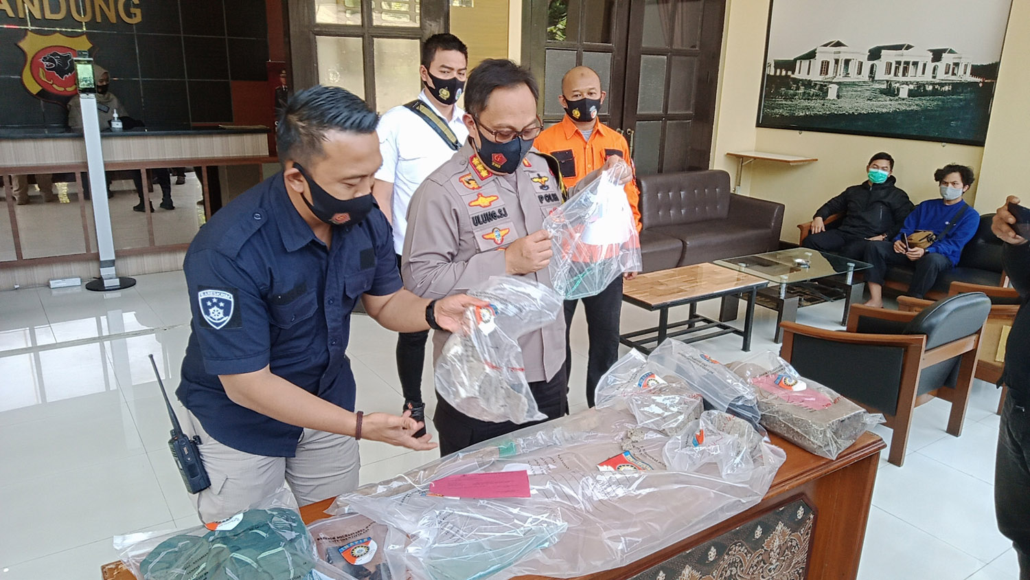 Masjid di Dago Bandung Dilempari, Pelaku Pakai Sarung, Telanjang Dada & Berteriak,