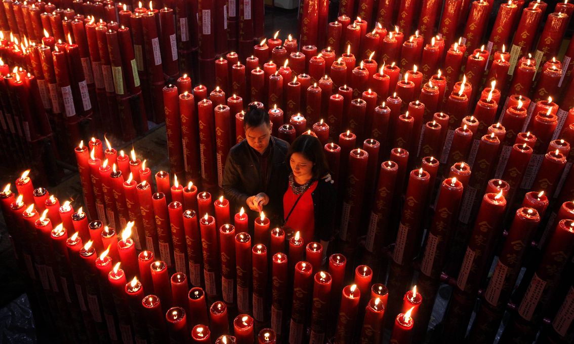 lilin-imlek_sepasang-kekasih-menyalakan-lilin_20180217_112427.jpg