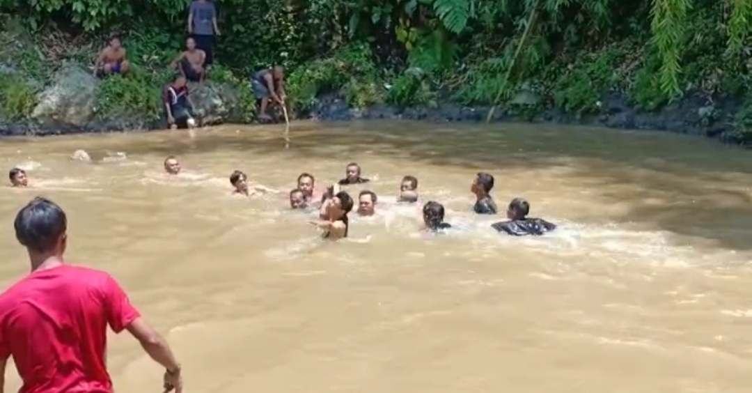 lima-orang-bocah-sekolah-dasar-terseret-arus-sungai-cikondang.jpg