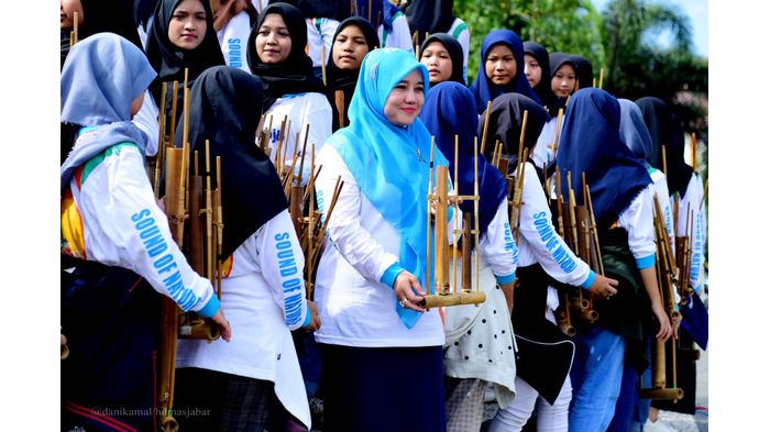 lina-marlina-istri-wagub-jabar-ikut-main-angklung-di-pemkab-tasikmalaya.jpg
