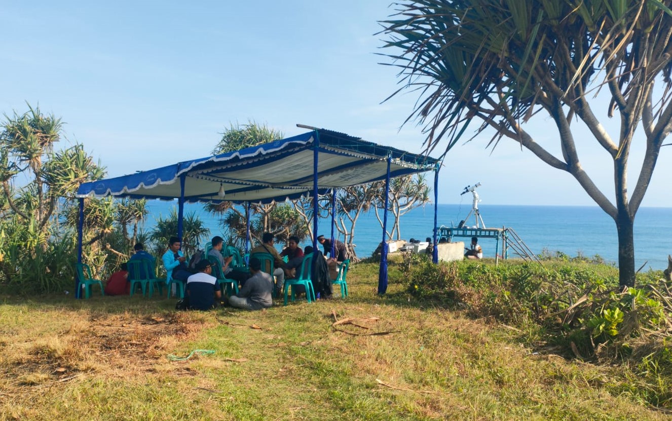 Tim Pengamat Rukhiyat Hilal di Pangandaran Harus Berjuang ke Lokasi, Jalan Berbatu Penuh Rumput Liar