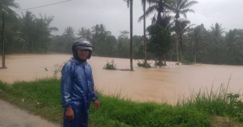 longsor-dan-banjir-bandang-akibat-hujan-deras-melanda-Kecamatan-Jampangtengah.jpg