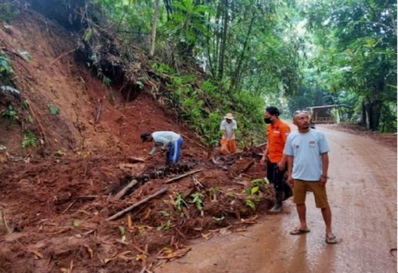 longsor-di-desa-girimukti-sagulinng.jpg