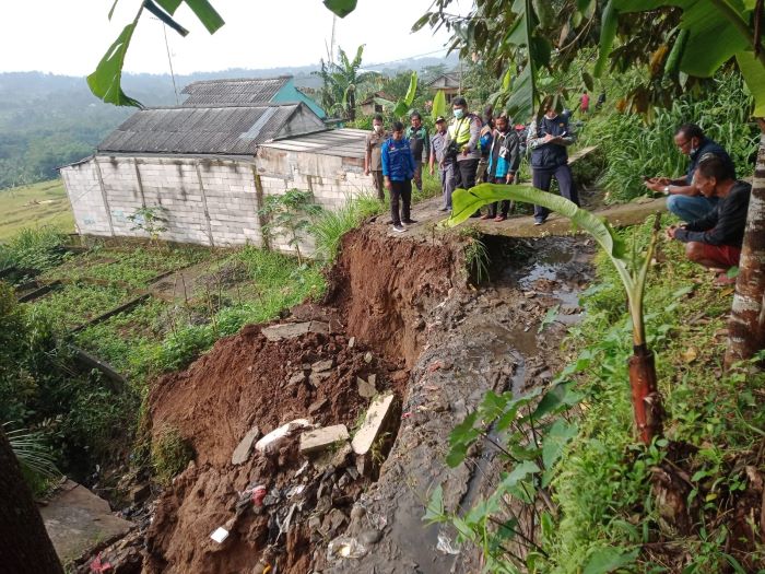 longsor-di-desa-landeuh-parungkuda.jpg