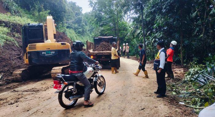 longsor-di-jalan-utama-yang-menghubungkan-Kabupaten-Sumedang-dan-Kabupaten-Subang.jpg