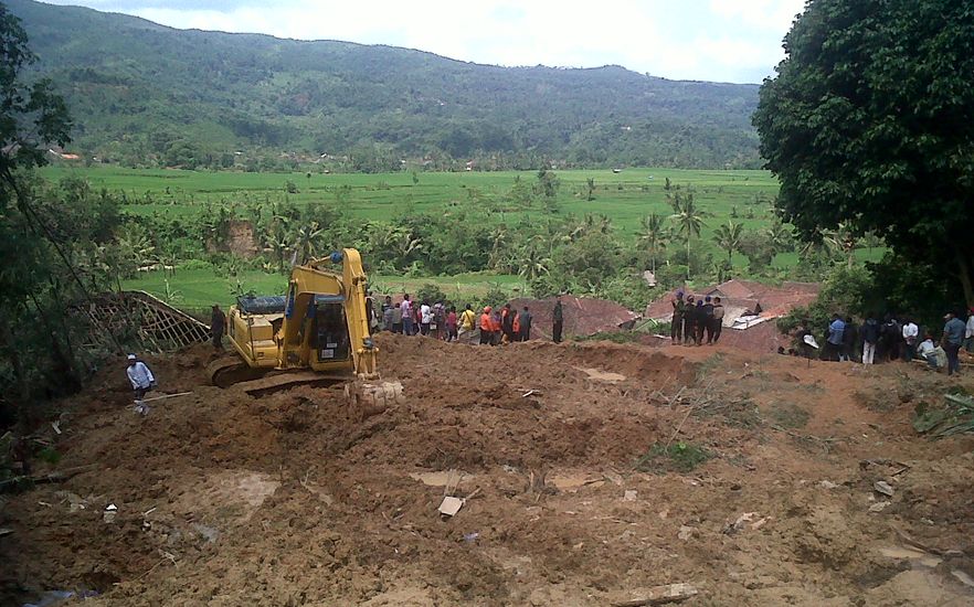 BREAKING NEWS: Sembilan Orang Masih Tertimbun Akibat Longsor