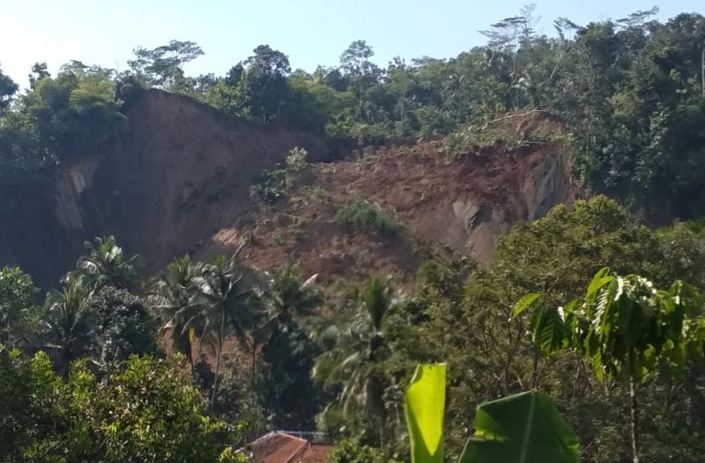 longsor-di-walahar-kuningan.jpg