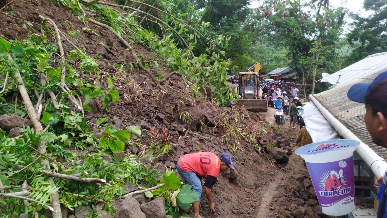 Tadi Sore Jalan ke Geopark Ciletuh Kembali Tertutup Longsor, Ketebalan Longsor 5 Meter