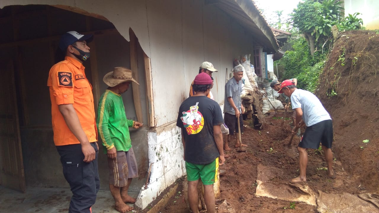Satu Rumah di Bunijaya Rusak Diterjang Longsor, Beruntung Tak Ada Korban Jiwa