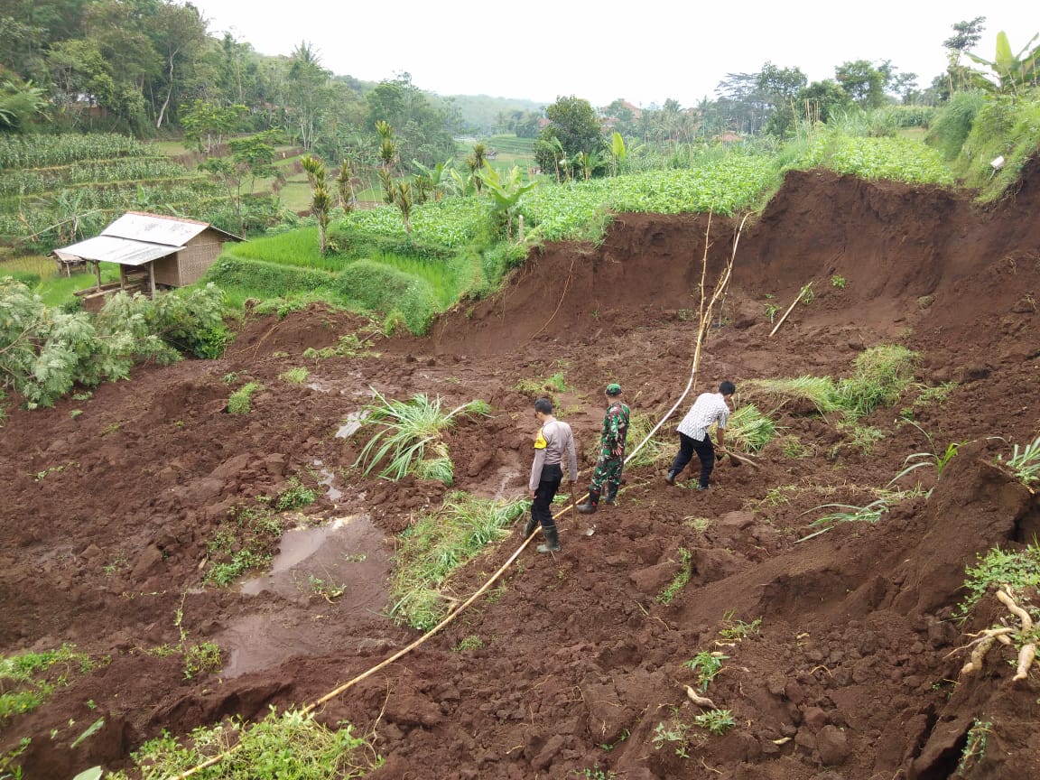 Bukan Pertama Kali Tanah Bergeser, Warga Desa Margamekar Sumedang Khawatir