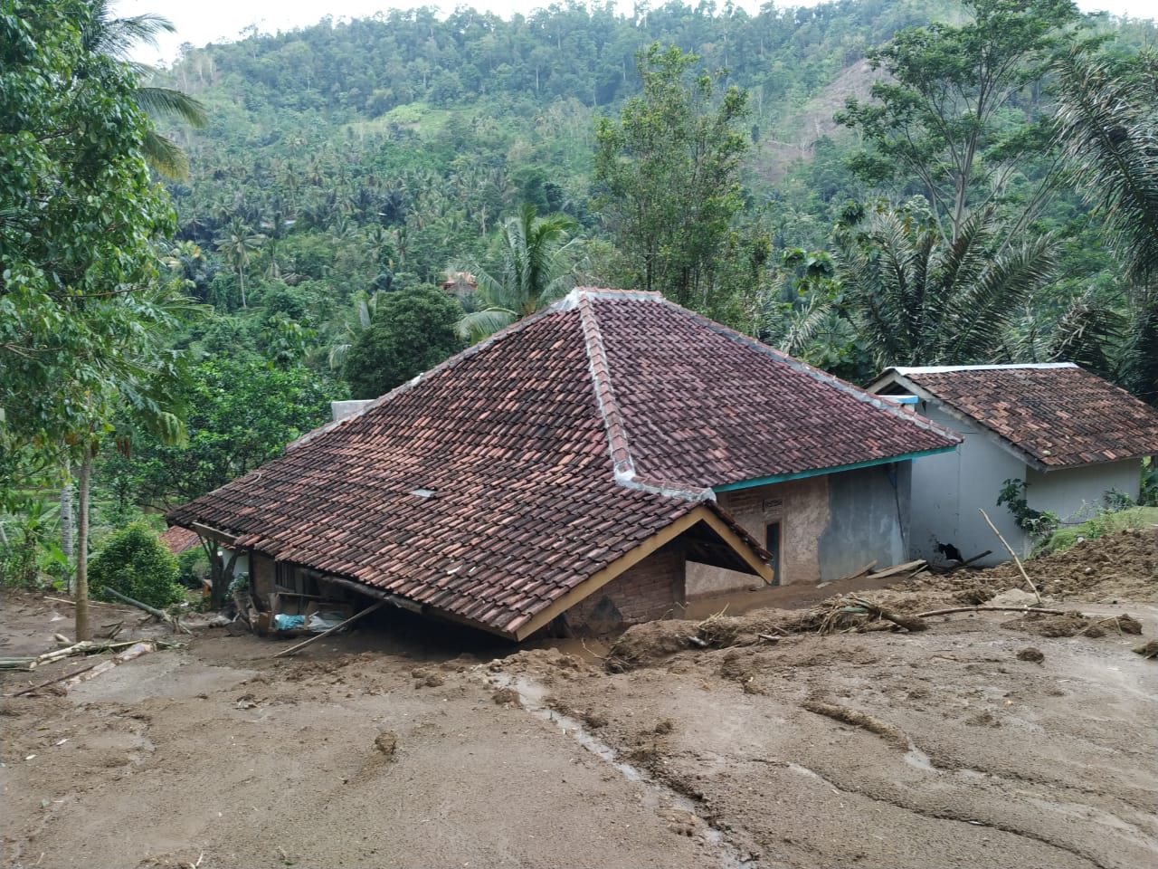 Longsor Timpa 7 Bangunan di Cisompet Kabupaten Garut, Dua Motor Pun Tertimbun
