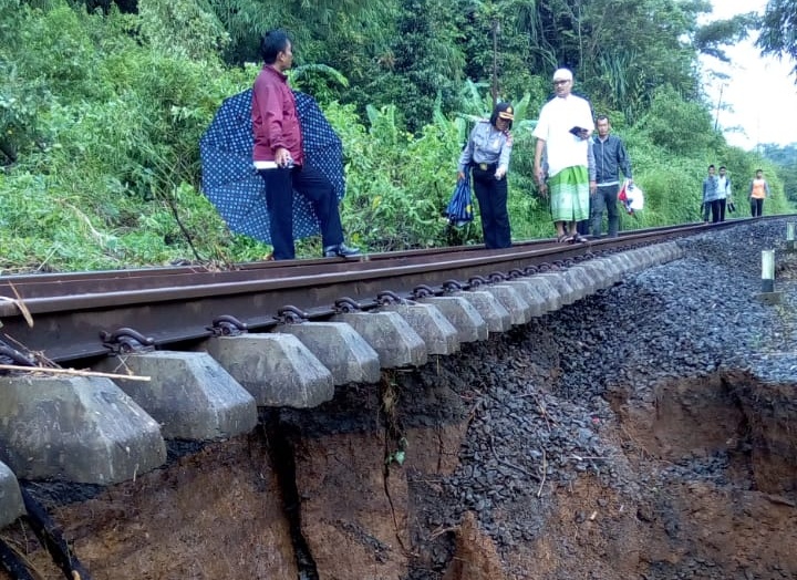 Hati-hati, Dua Titik Longsor Terlihat di Jalur Kereta Api Sukabumi-Bogor