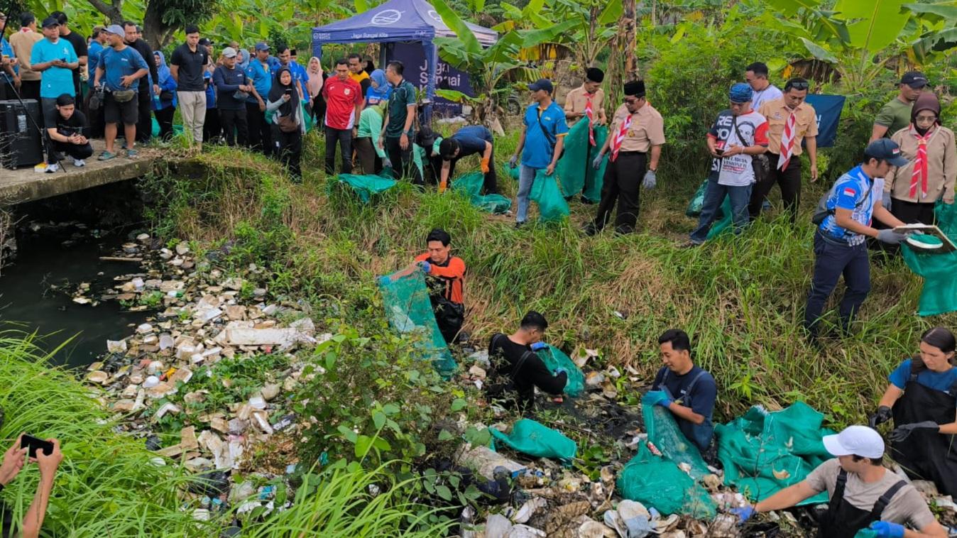 Nyebur ke Air Hitam, Aksi Bupati Indramayu Lucky Hakim Bersihkan 5,2 Ton Sampah di Sungai Pamengkang
