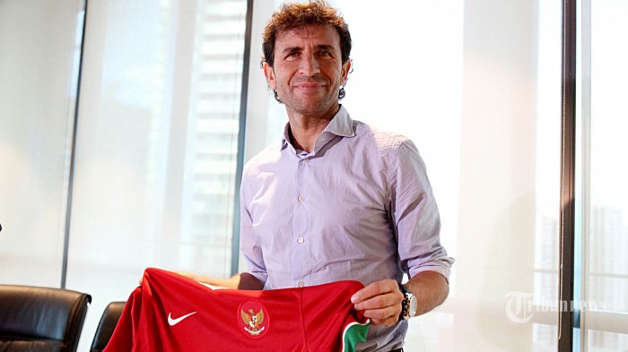 luis-milla-berpose-saat-diperkenalkan-sebagai-pelatih-timnas-indonesia_20170207_200453.jpg